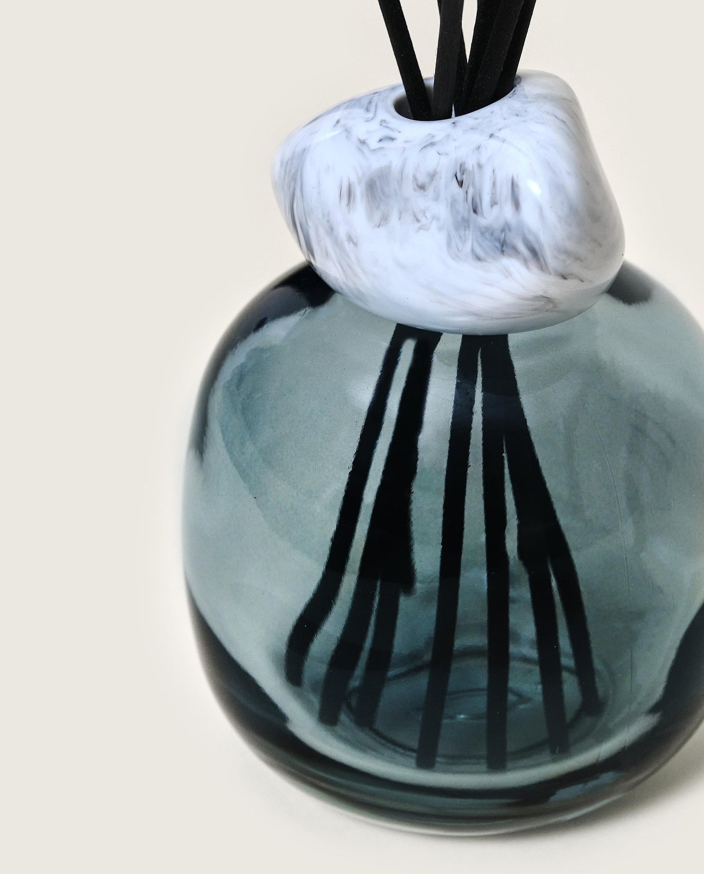 Mineral Blue/White Reed Diffuser Gift Set with Pure White Tea