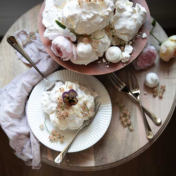 Robert Welch Radford Bright Patisserie Set with beautiful dessert